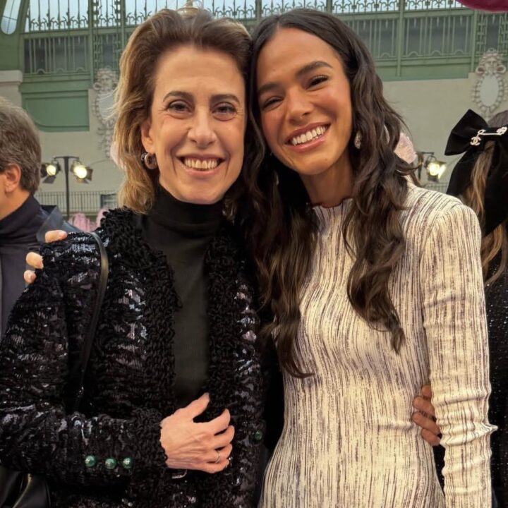 Bruna Marquezine e Fernanda Torres se encontram em desfile da Chanel em Paris