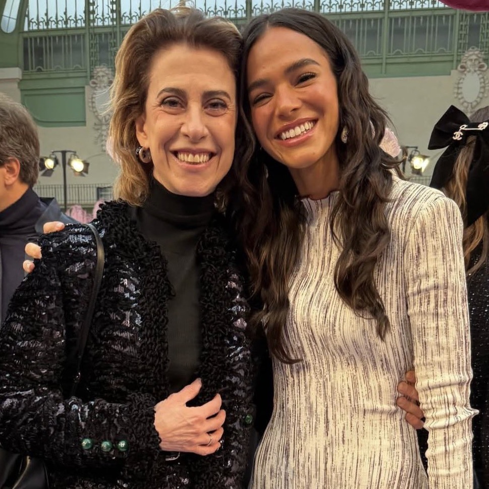Bruna Marquezine e Fernanda Torres se encontram em desfile da Chanel em Paris