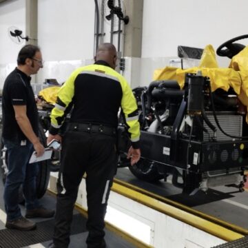 Prefeitura de Salvador inspeciona produção de novos ônibus com ar-condicionado