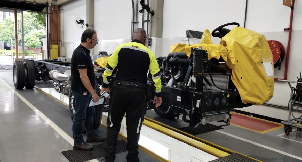 Prefeitura de Salvador inspeciona produção de novos ônibus com ar-condicionado