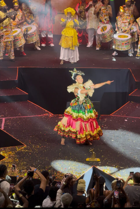 Conheça Carola Xavier, professora eleita Deusa do Ébano 2026
