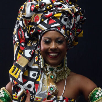 Conheça Carol Xavier, professora eleita Deusa do Ébano 2026