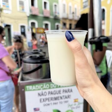 “É a bebida do verão”: suco com receita secreta faz sucesso e atrai turistas em Salvador
