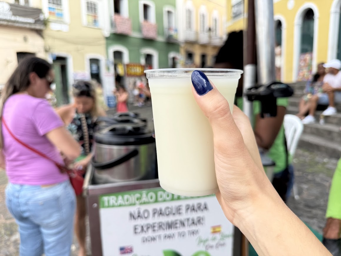 “É a bebida do verão”: suco com receita secreta faz sucesso e atrai turistas em Salvador