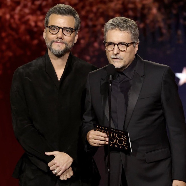 Wagner Moura rouba a cena com piada sobre filmes estrangeiros no Critics Choice Awards
