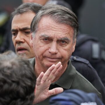 Bolsonaro cai e bate a cabeça após passar mal em cela da PF, relata ex-primeira-dama