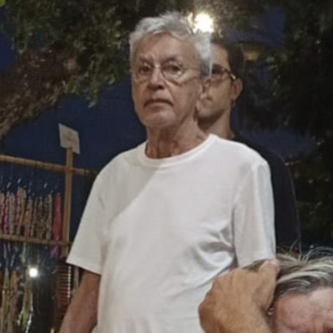 Caetano Veloso curte fim de tarde com passeio pela Ribeira, em Salvador