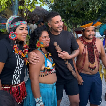 Carlinhos Maia visita comunidade indígena em Trancoso