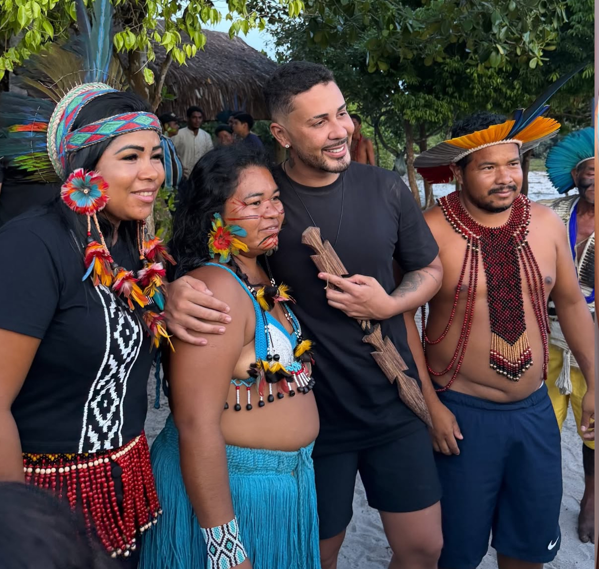 Carlinhos Maia visita comunidade indígena em Trancoso