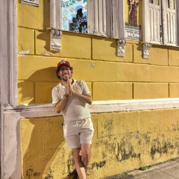 Em Salvador, Jean Wyllys inicia o ano com gesto de fé no Santo Antônio: “livre de todo mal”