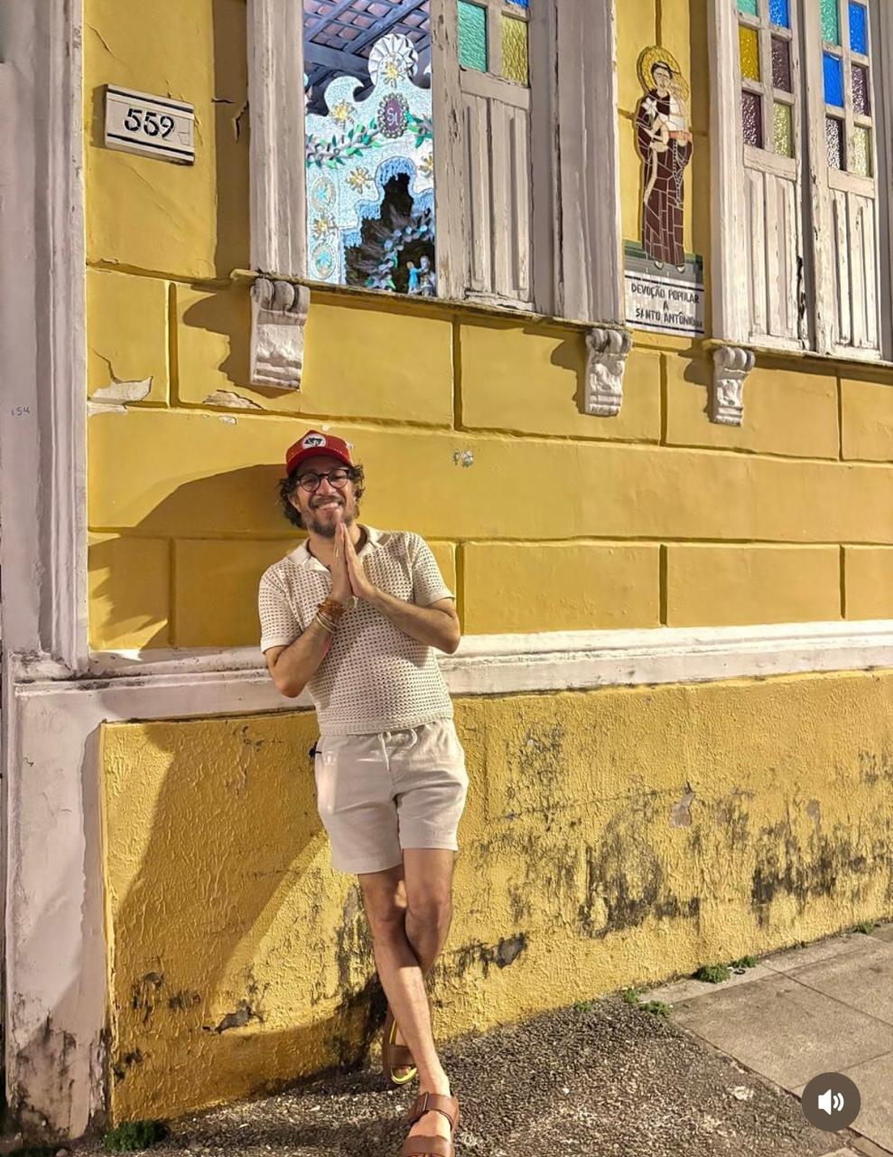 Em Salvador, Jean Wyllys inicia o ano com gesto de fé no Santo Antônio: “livre de todo mal”