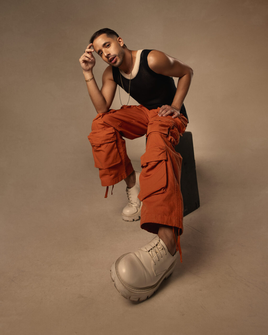 “Solteiro em Salvador”: Cantor baiano Lucas regrava clássico do axé music