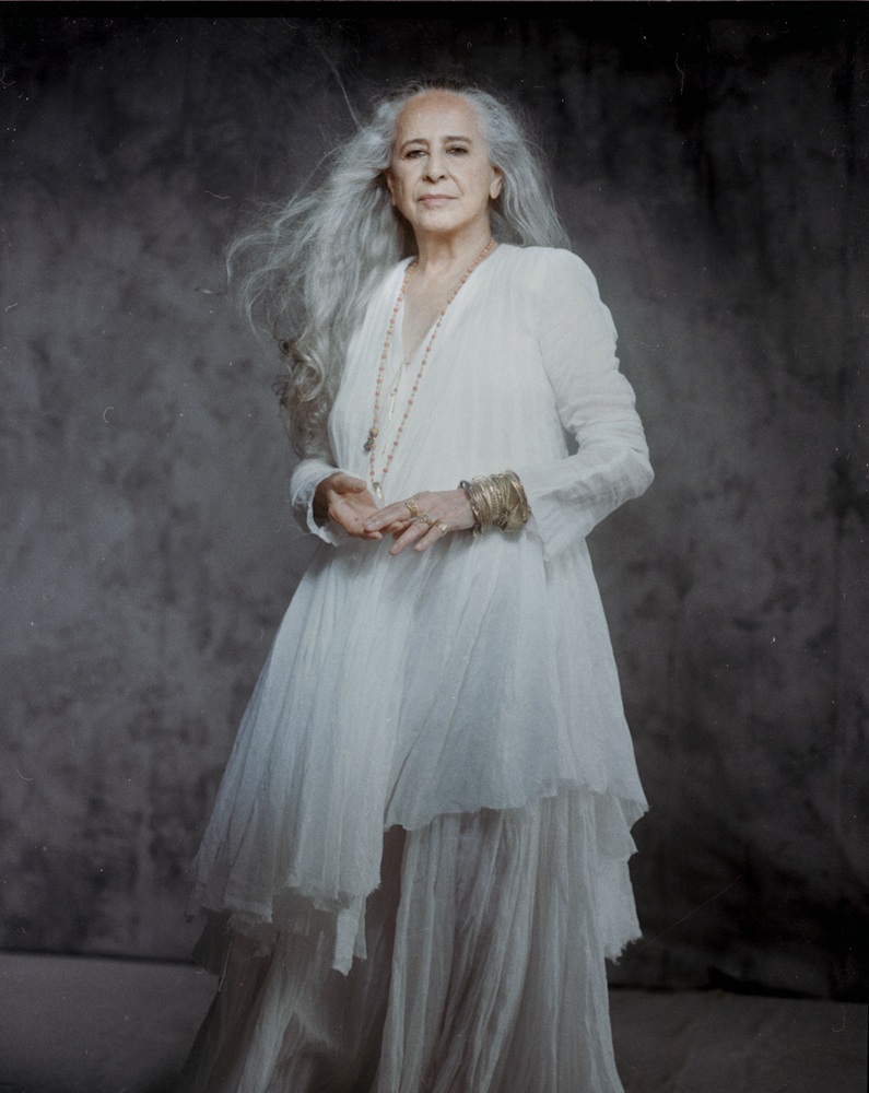 Maria Bethânia anuncia lançamento de música inédita apresentada em show de 60 anos