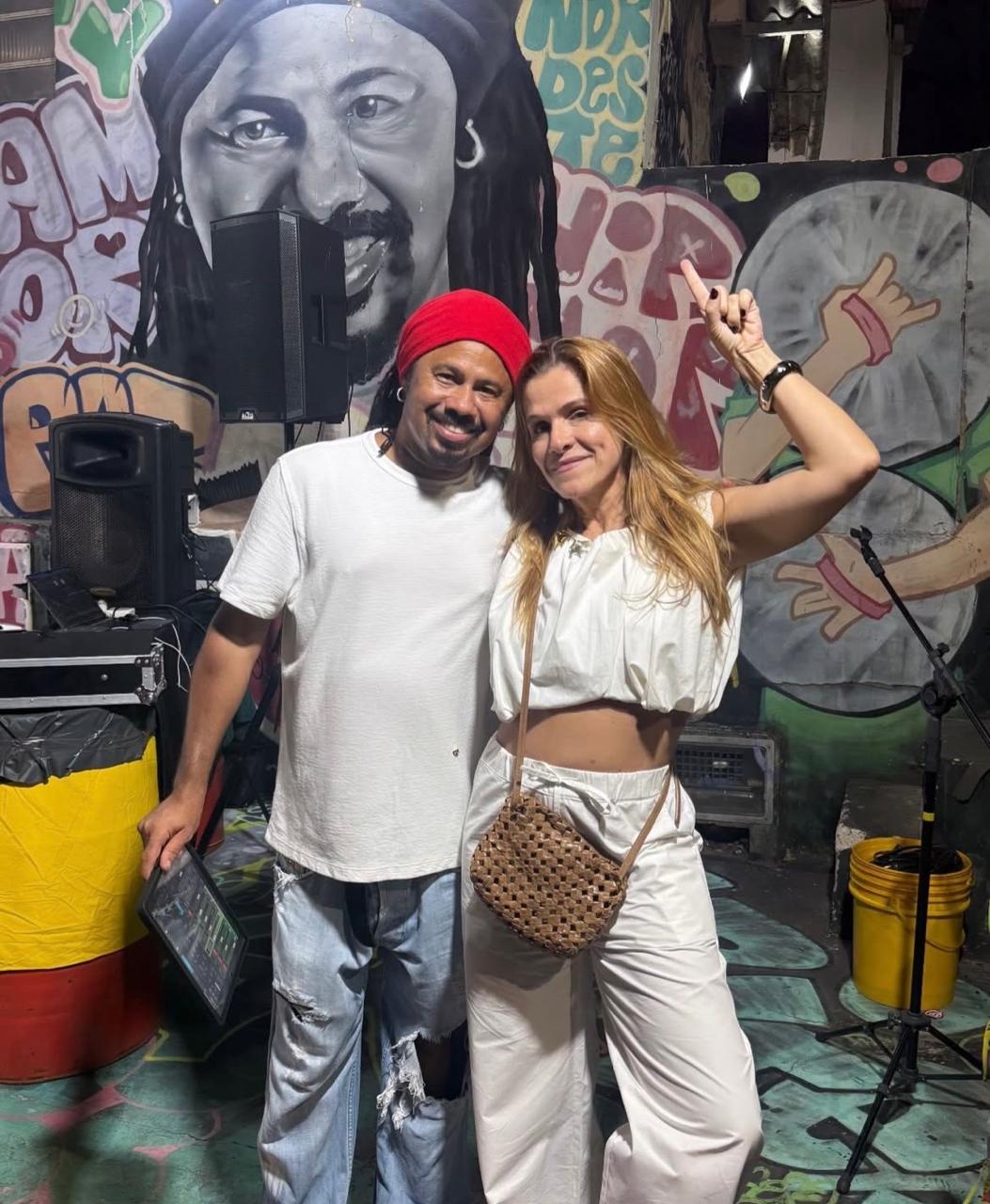 Ingrid Guimarães “mete dança” no Nordeste de Amaralina no projeto Varanda Quabales; veja vídeos