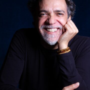 Paulinho Moska traz a Salvador show inédito com violões feitos de madeiras do incêndio do Museu Nacional