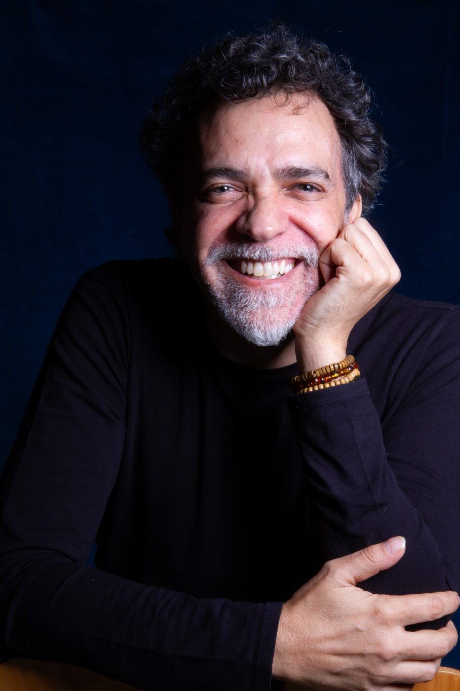 Paulinho Moska traz a Salvador show inédito com violões feitos de madeiras do incêndio do Museu Nacional