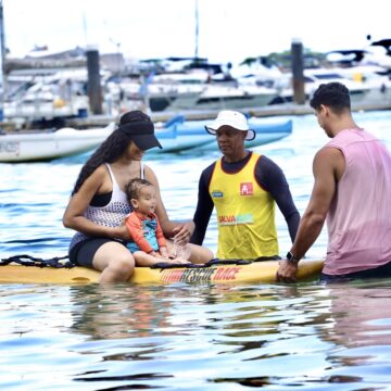Projeto Mar Sem Barreiras leva banho de mar assistido à Praia da Preguiça