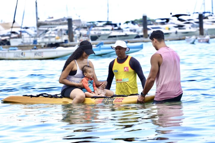 Projeto Mar Sem Barreiras leva banho de mar assistido à Praia da Preguiça
