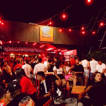 Bar no Rio Vermelho apresenta programação com DJs, rodízio de drinks e música no Verão