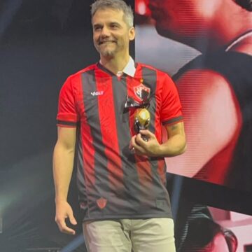 Torcedor do Vitória, Wagner Moura recebe homenagem do time do coração: “Nosso ilustre rubro-negro”