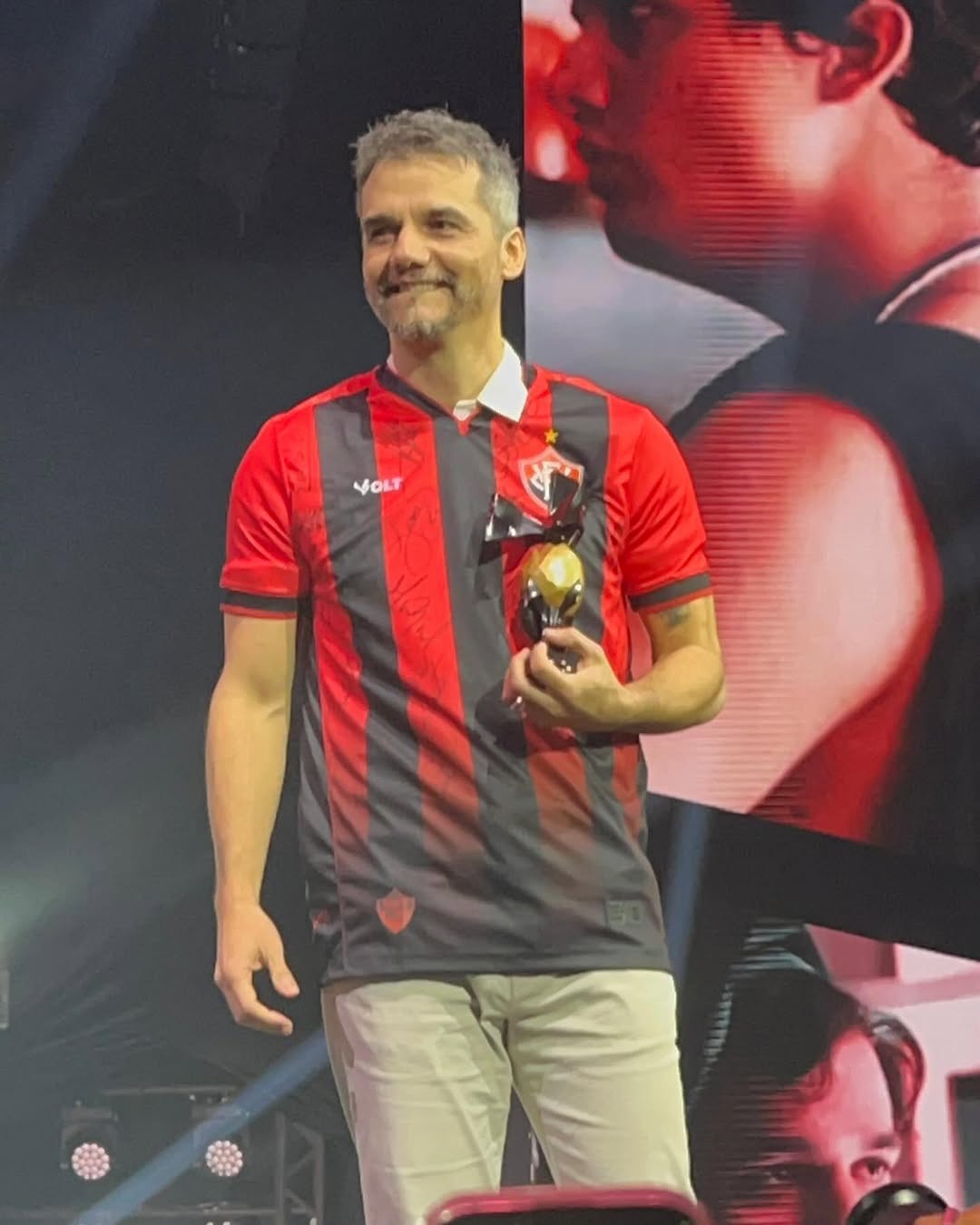 Torcedor do Vitória, Wagner Moura recebe homenagem do time do coração: “Nosso ilustre rubro-negro”