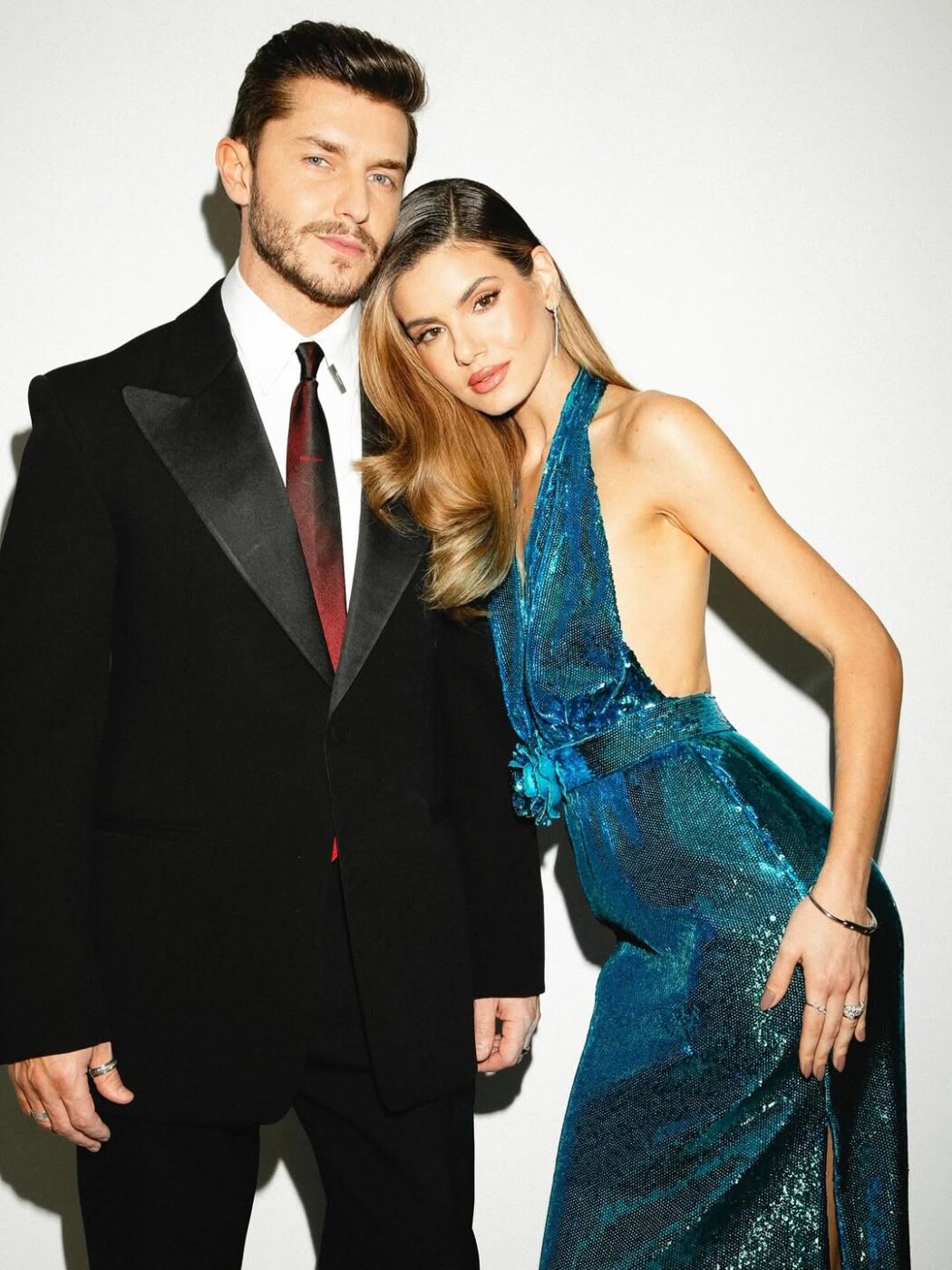 Camila Queiroz compartilha registro antigo com Klebber Toledo e declara: “Eles não imaginavam”