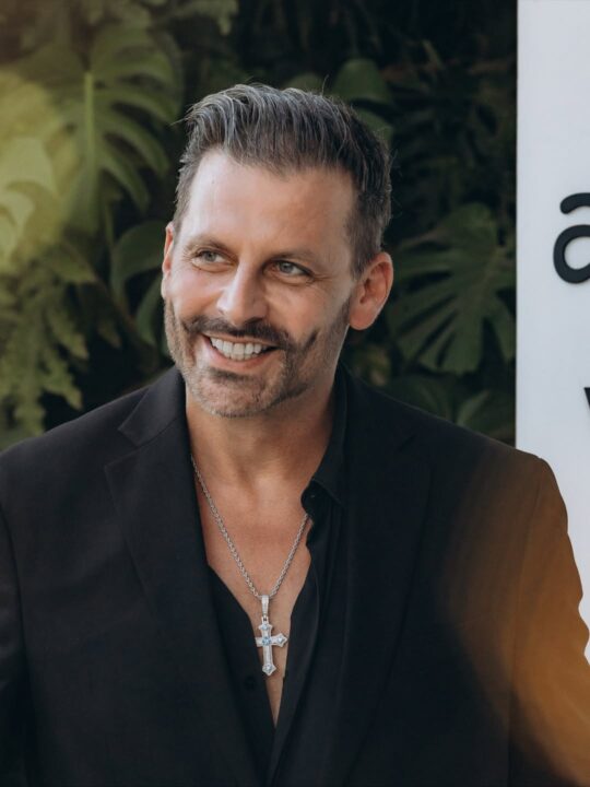 Equipe de Henri Castelli atualiza estado de saúde do ator após convulsões