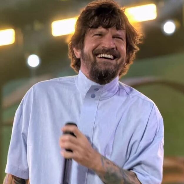 Saulo comanda show gratuito em Salvador neste domingo (25)