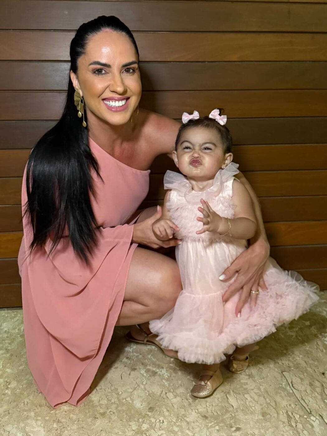 Filha de Graciele Lacerda e Zezé di Camargo é alvo de comentário ofensivo nas redes sociais