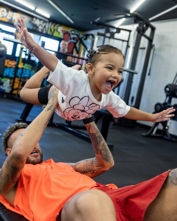 Filha de Neymar e Bruna Biancardi rouba a cena ao acompanhar treino do pai na academia: ‘Companheira linda’