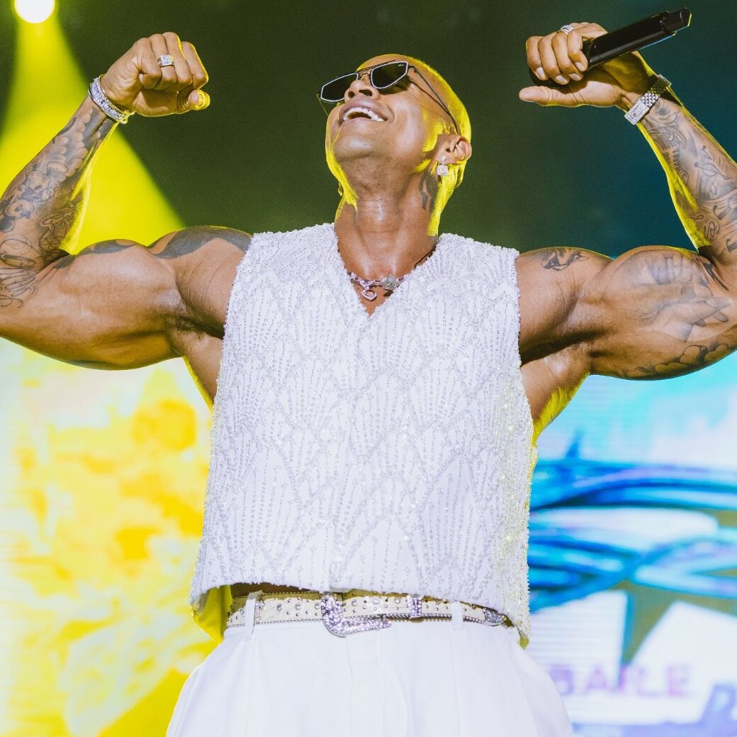 Sob o comando de Léo Santana, Baile da Santinha em Salvador arrecada 13 toneladas de alimentos