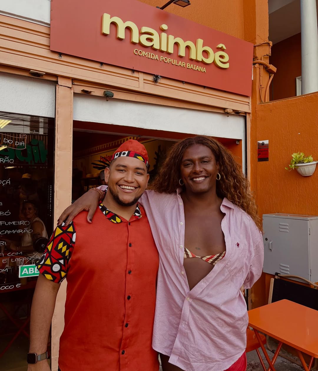 Liniker desfruta da culinária baiana em passeio especial em Salvador
