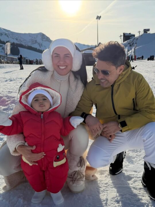 Graciele Lacerda e Zezé di Camargo abrem álbum da primeira viagem internacional com a filha Clara: “Descanso e muito amor”