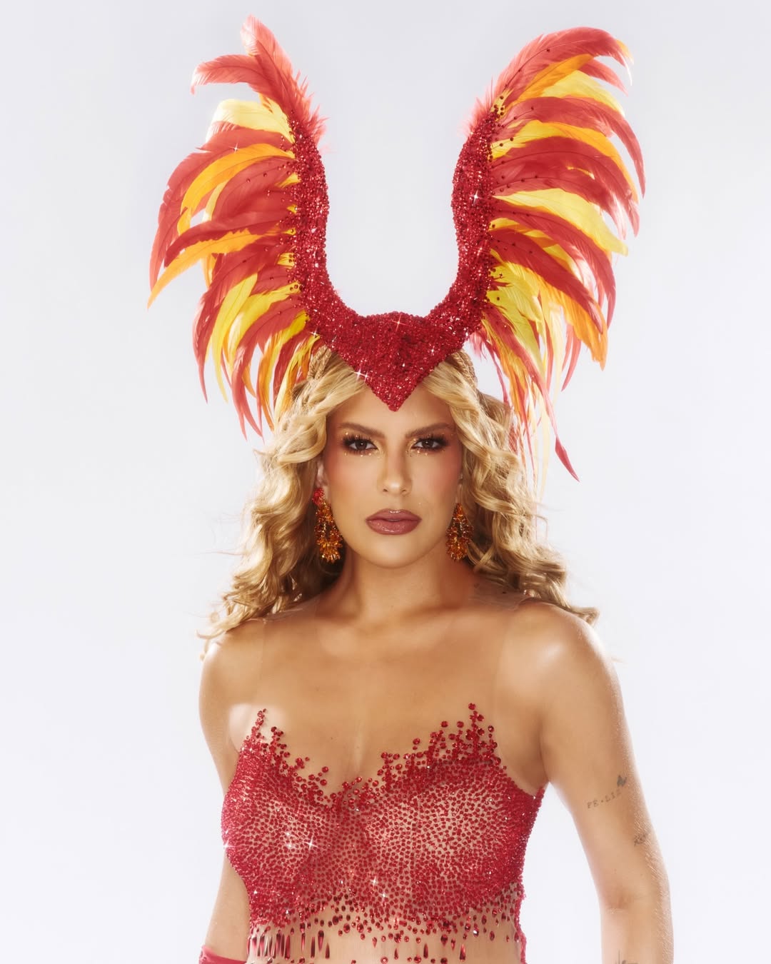 Grávida, Lore Improta surge como Fênix em fantasia para ensaio da Unidos da Viradouro