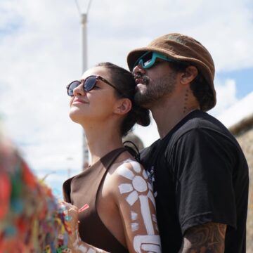 Caio Castro abre álbum de fotos na Bahia com a namorada: “Saudade”