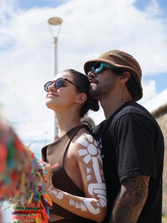 Caio Castro abre álbum de fotos na Bahia com a namorada: “Saudade”