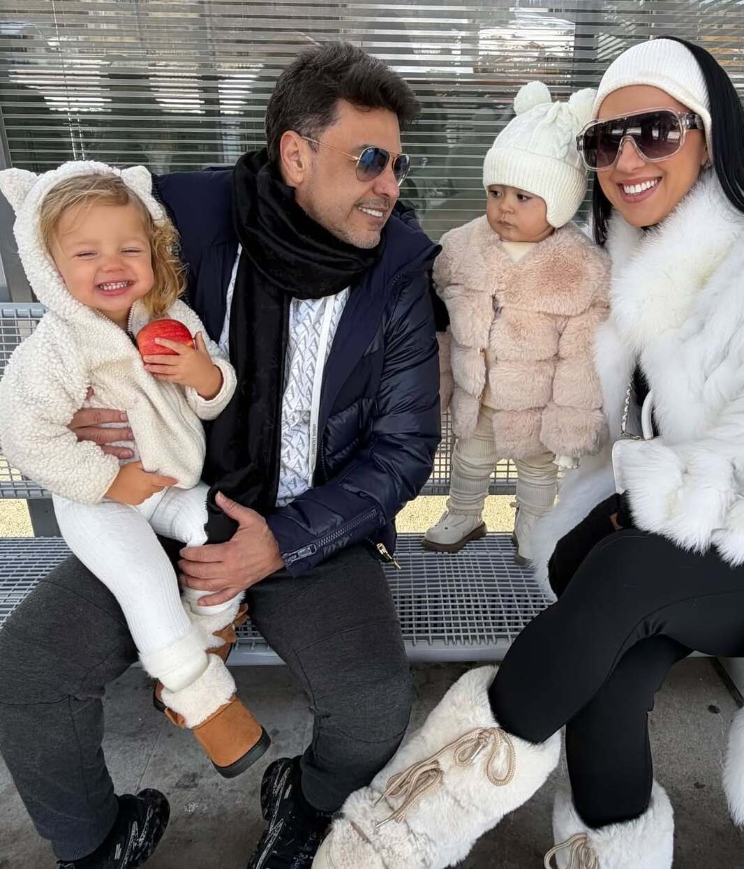 Graciele Lacerda e Zezé di Camargo posam com a filha Clara e brincam: “Treinando para a segunda”