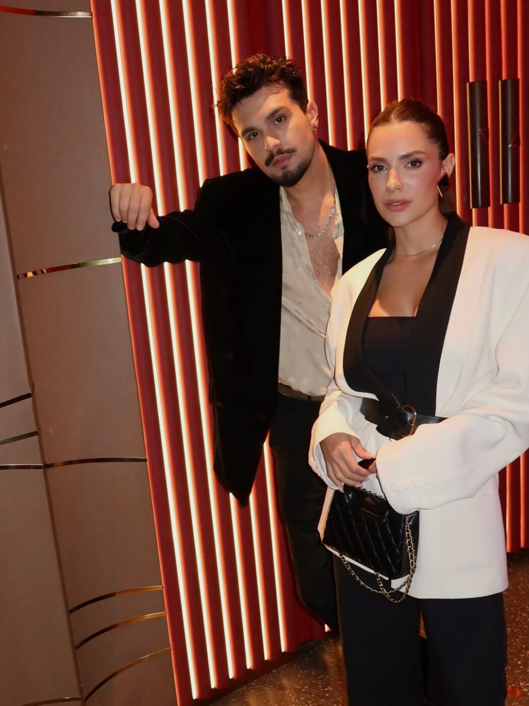 Luan Santana e Jade Magalhães curtem vale night em Dubai com jantar romântico e show de Ricky Martin