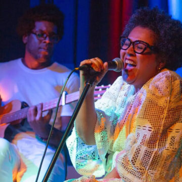 Mãe e filho, Nara e João Gil apresentam show intimista em Salvador