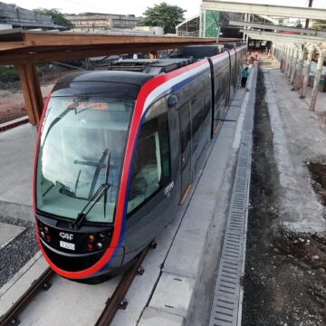 Primeira viagem-teste do VLT com a população marca novo passo da obra em Salvador