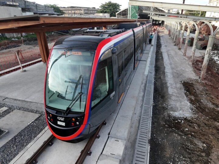 Primeira viagem-teste do VLT com a população marca novo passo da obra em Salvador
