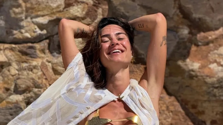 Thaila Ayala aposta em biquíni diferentão e Renato Góes se derrete