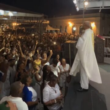 Padre Edson encerra Sexta-Feira da Proteção, na Colina Sagrada, cantando samba