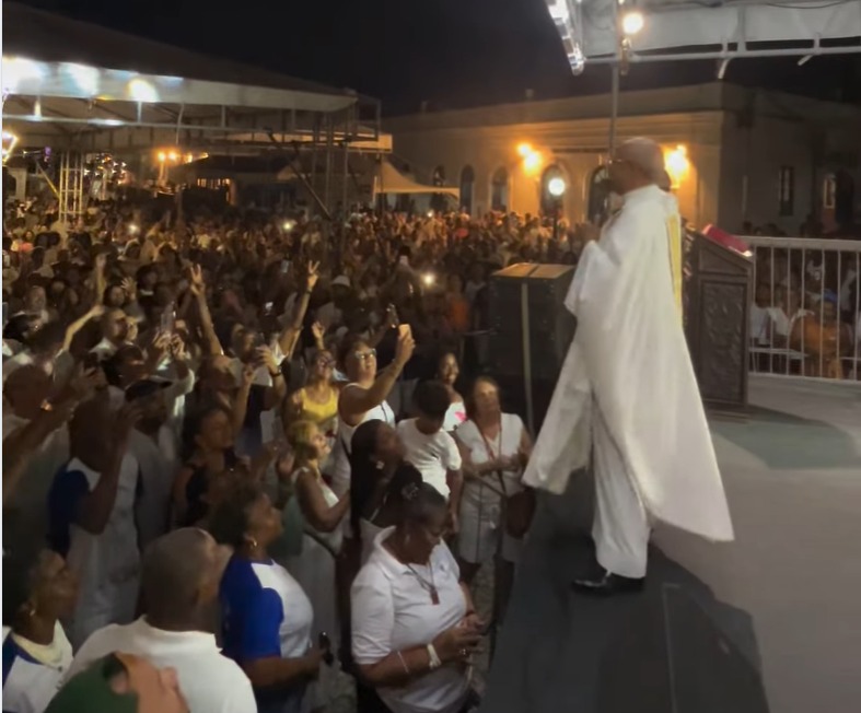 Padre Edson encerra Sexta-Feira da Proteção, na Colina Sagrada, cantando samba