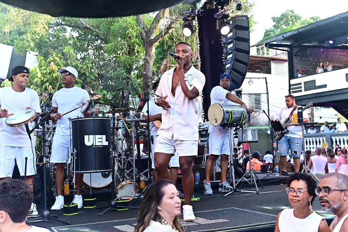 Cantor Uel abre primeiro ensaio da Timbalada de 2026 no Candyall Guetho Square; veja fotos
