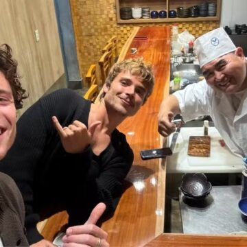 Antes de sair do Brasil, Shawn Mendes vai a restaurante com João Lucas em São Paulo