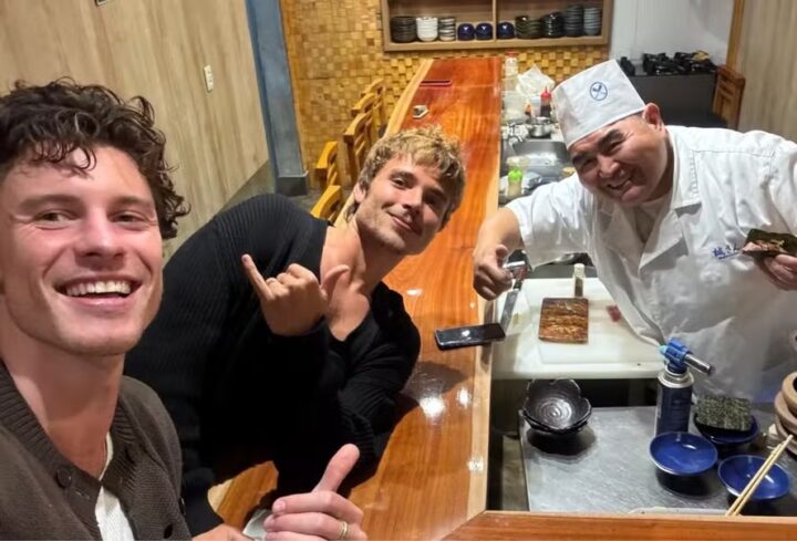 Antes de sair do Brasil, Shawn Mendes vai a restaurante com João Lucas em São Paulo