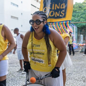 Oficina de Sons inicia Ensaios de Verão com batucada aberta ao público na Barra