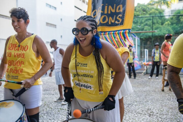 Oficina de Sons inicia Ensaios de Verão com batucada aberta ao público na Barra