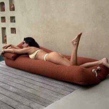 Fernanda Paes Leme exibe bumbum e curte dia de sol em casa na Bahia